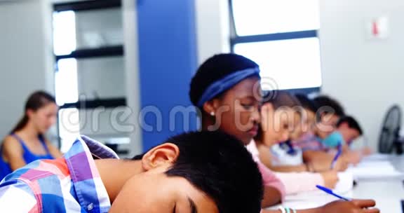 疲惫的学生睡在教室里视频的预览图