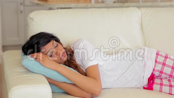 女人睡在沙发上视频的预览图