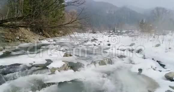 冬季喀尔巴阡山脉的山景视频的预览图
