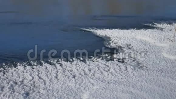 河的冬季冰雪流动的蓝色水流大自然的冬季景观视频的预览图