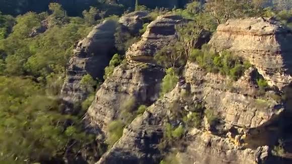 空中拍摄的山脉和森林视频的预览图