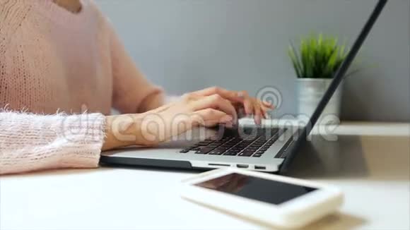 有笔记本电脑的女人视频的预览图