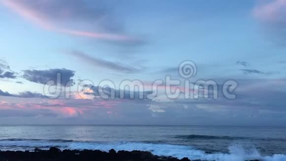 夏威夷考艾岛的普布海滩日出视频的预览图