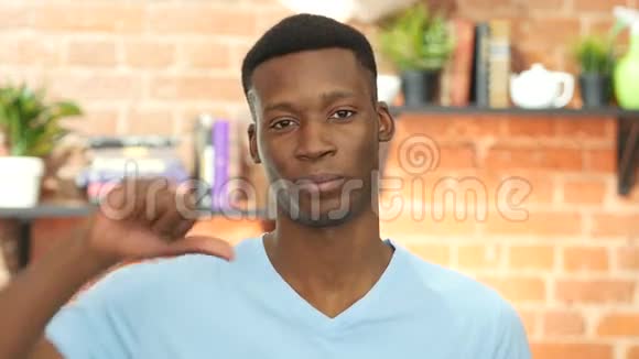 黑人青年的大拇指视频的预览图