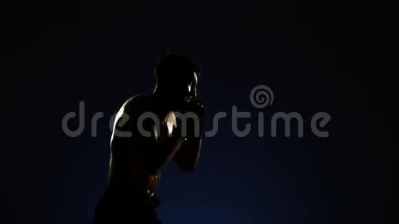 健身房的拳击手训练戏剧照明4k视频的预览图