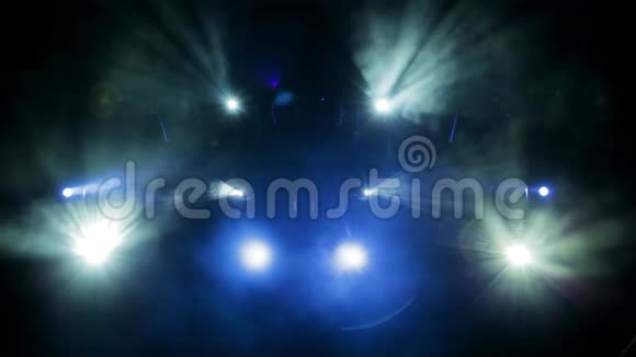 聚光灯下的蓝光穿过剧院里的烟雾照明设备视频的预览图