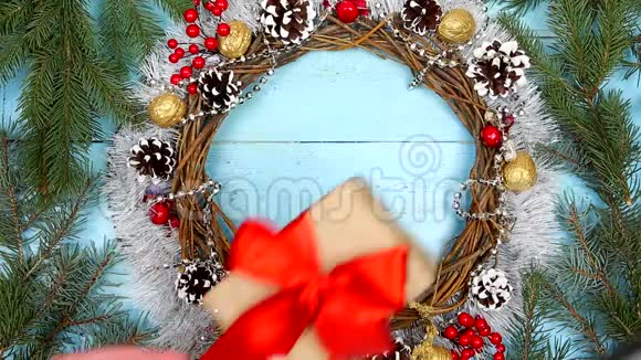 木制背景圣诞花环新年装饰品视频的预览图