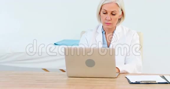 女医生用笔记本电脑视频的预览图