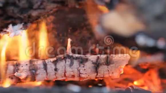 燃烧的木头火灾的背景视频的预览图