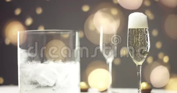 在一杯起泡葡萄酒中的节日泡泡视频的预览图