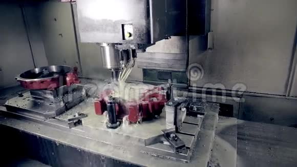 铣削数控机床是工业工厂生产的高科技设备视频的预览图