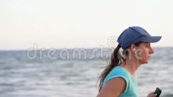 运动的女人沿着海滩奔跑视频的预览图