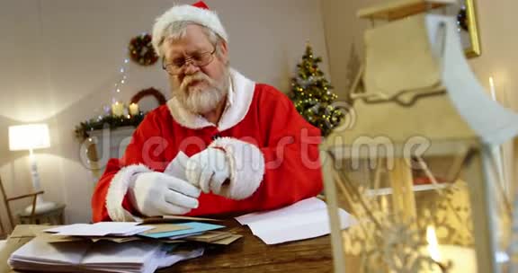 圣诞老人正在读一封信视频的预览图