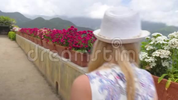 年轻的金发女子在意大利的拉维洛散步视频的预览图