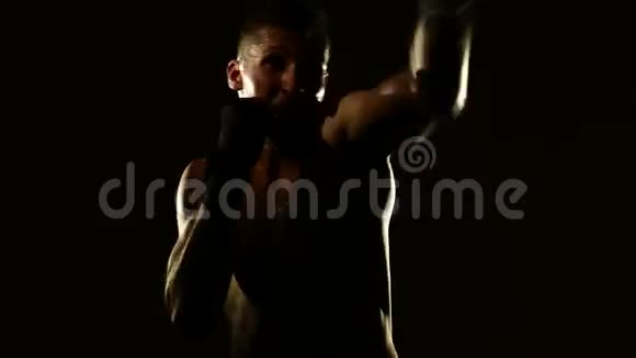 健身房的拳击手训练戏剧照明4k视频的预览图
