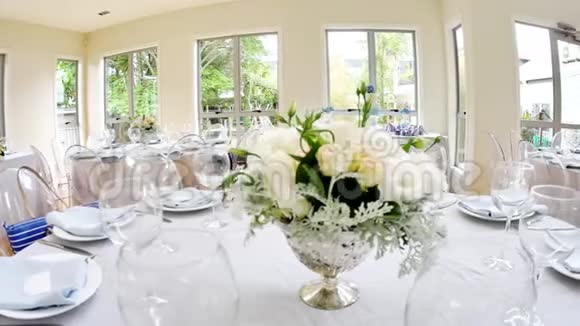 婚宴场地和餐桌装饰视频的预览图