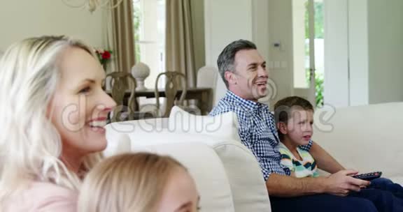 幸福的家庭一起在客厅看电视视频的预览图