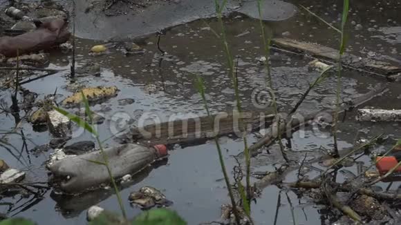 大量垃圾污染我们的水域视频的预览图