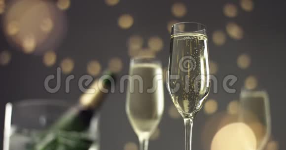 在一杯起泡葡萄酒中的节日泡泡视频的预览图