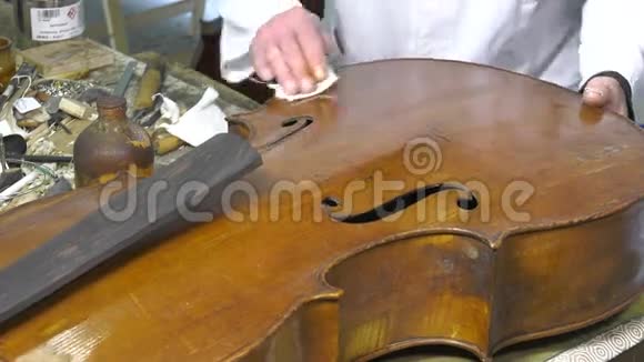 清洗和抛光一个旧的大提琴桌视频的预览图
