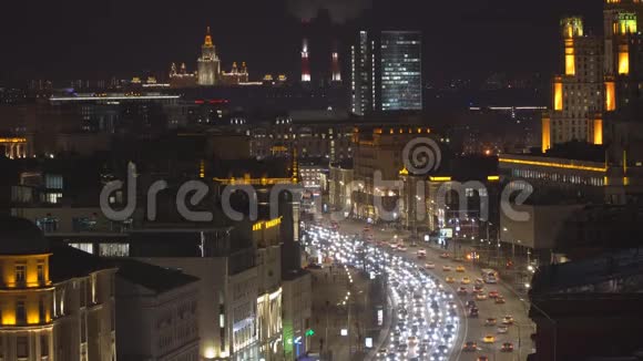 城市大道和道路交叉口夜间交通视频的预览图