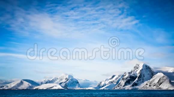 南极洲蓝天映衬下白雪皑皑的山脉视频的预览图
