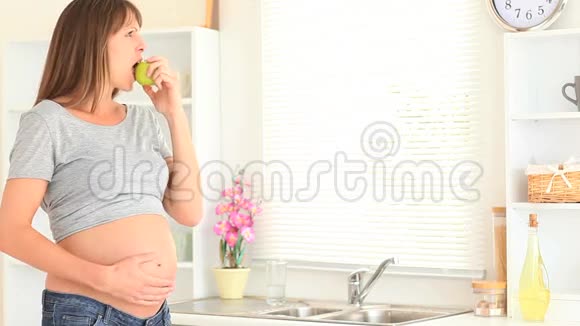 孕妇吃苹果视频的预览图
