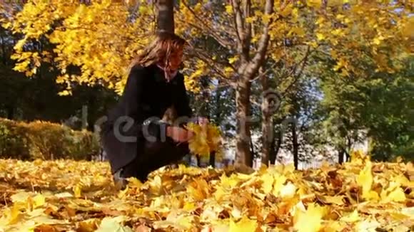 秋天公园里的快乐女孩视频的预览图
