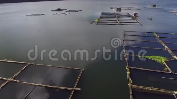 竹鱼笼建于山湖中央视频的预览图
