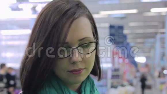 超市里的年轻女人视频的预览图