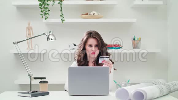 一位年轻的女士用电脑印视频的预览图
