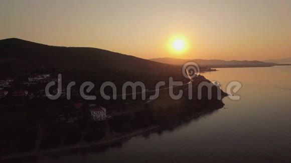 希腊特里科夫海滩海岸线日落鸟瞰图视频的预览图