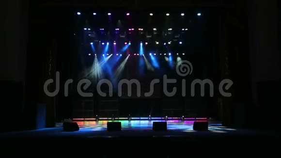 黑暗音乐会中舞台的照明视频的预览图