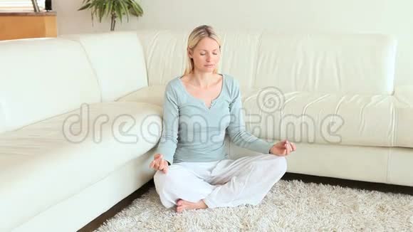 女人做瑜伽姿势视频的预览图