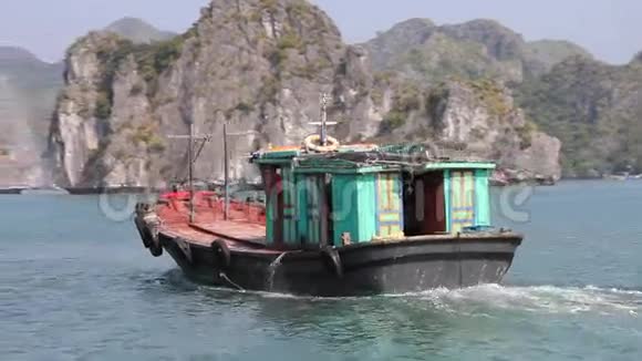 越南北部海龙湾浮村的船视频的预览图