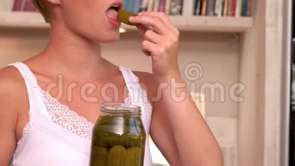 孕妇吃一罐泡菜视频的预览图