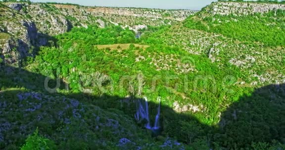 克鲁卡河上的Manojlovac瀑布视频的预览图
