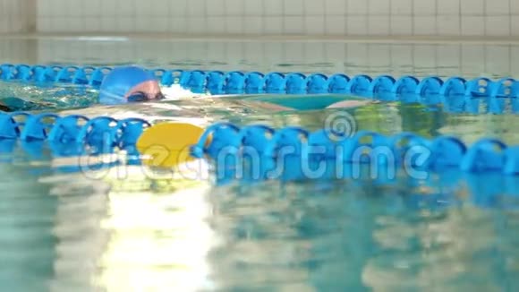 在游泳池游泳的健康女性视频的预览图