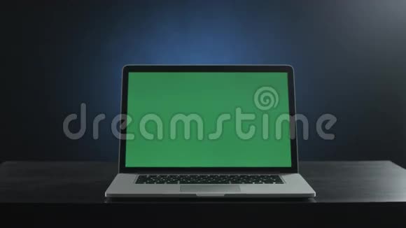 办公室绿屏桌上的笔记本电脑视频的预览图