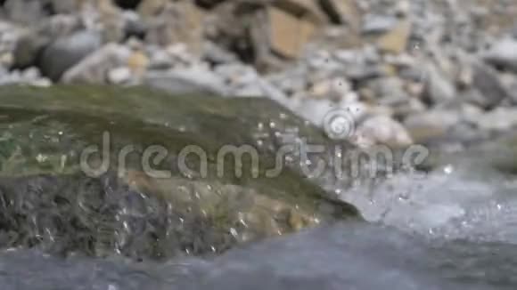 水在山河中的慢动作视频视频的预览图