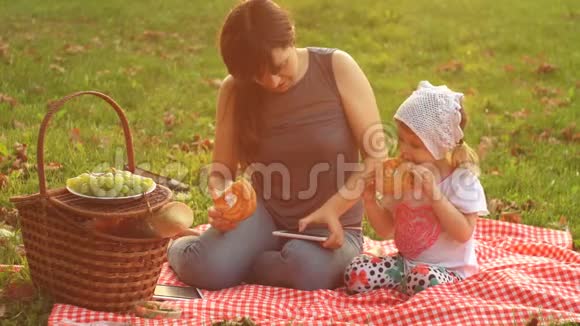 妈妈和女儿在日落时野餐视频的预览图