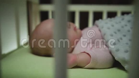 熟睡中的新生婴儿娃娃特写镜头视频的预览图