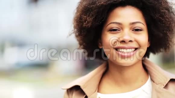 在户外亲近快乐的非裔美国女人视频的预览图