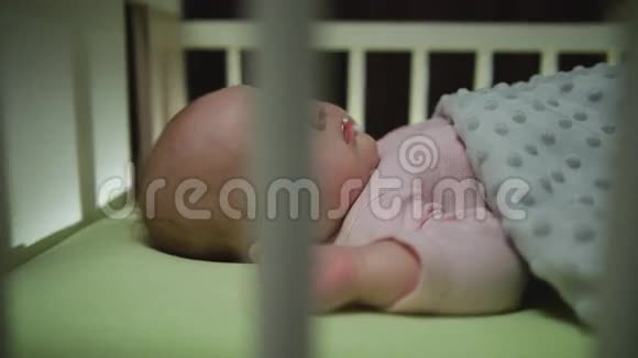 熟睡中的新生婴儿娃娃特写镜头视频的预览图