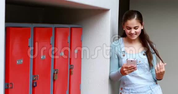 快乐女学生用手机视频的预览图