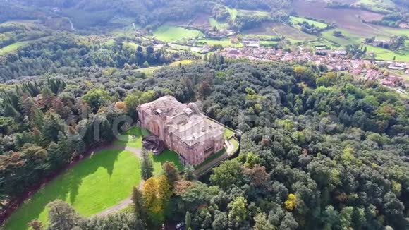空中射击华丽的意大利三梅扎诺城堡中世纪建筑视频的预览图