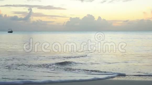 在异国情调的加勒比海海滩上美丽的日落视频的预览图