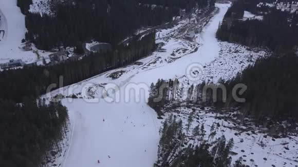 斯诺山斯洛伐克滑雪冬季亚斯纳欧罗帕空中无人驾驶飞机俯视图视频的预览图