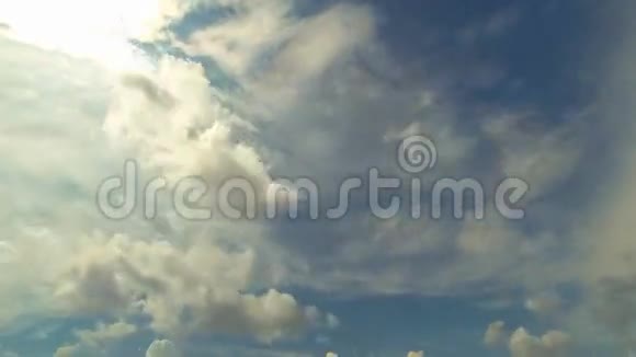 天空和云彩的景色视频的预览图