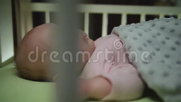 睡眠新生儿多莉镜头近景的侧面观察视频的预览图